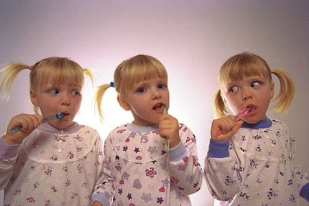 Đa thai một trứng luôn cùng giới tính, giống y nhau về mặt di truyền và có đặc điểm sinh học rất giống nhau. Tuy vậy, trẻ đa thai cùng trứng vẫn có thể có các điểm khác biệt do môi trường ngoài gây ra, thí dụ như do mạch máu trong bánh nhau phân phối không đều cho các thai khiến một thai phát triển hơn thai kia.