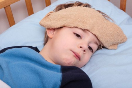 Bệnh sốt virus. Virus gây bệnh sinh sôi nhanh hơn vào mùa hè. Chúng lựa chọn đối tượng là trẻ em – sức đề kháng non kém để tấn công. Trẻ bị sốt virus thường sốt cao, đau mỏi người, đau đầu. Bệnh có thể đi kèm theo triệu chứng của viêm đường hô hấp trên như hắt hơi, sổ mũi, ho.