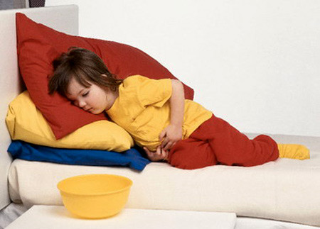 Để phòng bệnh tiêu chảy cho con, cha mẹ cần lưu ý cho uống nước đun sôi, rửa tay và chân trước khi ăn uống, vệ sinh sạch móng tay. Nếu bị mắc tiêu chảy, nên cho con uống nhiều nước, uống thêm dung dịch Oresol cho trẻ em. Lưu ý, cha mẹ không nên tự ý sử dụng kháng sinh cho trẻ, không nên ăn những thực phẩm ngoài đường phố vì những thực phẩm này gây nguy cơ ngộ độc rất cao nhất là vào mùa hè...