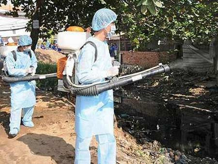 Sốt xuất huyết là bệnh truyền nhiễm cấp tính gây dịch do virus Dengue. Bệnh truyền từ người bệnh sang người lành qua muỗi vằn Aedes Aegypti. Sốt xuất huyết chỉ lây qua đường muỗi chích, ngồi chung bàn không lây được. Con bạn vẫn có thể bị sốt xuất huyết nếu như nhà bạn có muỗi lây truyền bệnh. Để phòng ngừa, bạn nên diệt bọ gậy, muỗi, nếu không có muỗi hay bọ gậy thì không có bệnh sốt xuất huyết.