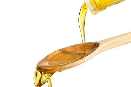 Sử dụng dầu olive dưỡng da tay. Tinh chất tự nhiên trong dầu oliu sẽ giúp tổng hợp collagen và elastin đem đến sự khỏe mạnh cho làn da. Chỉ cần thoa đều dầu oliu lên bàn tay mỗi ngày, bạn sẽ thấy ngay kết quả dưỡng ẩm mà nó mang lại. Thậm chí bạn còn có thể sử dụng nó cho khuỷu tay bị khô nữa.