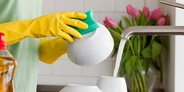 Tránh để da tay tiếp xúc với xà phòng. Xà phòng giặt và nước rửa bát đều chứa chất tẩy cao, làm cho da tay khô ráp và nhăn nheo, từ đó chống lão hóa. Tốt nhất, bạn nên đeo găng tay mỗi lần giặt quần áo và rửa bát chén.