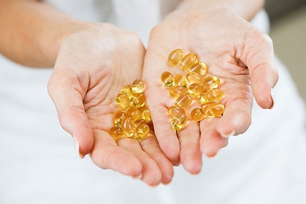 Dùng vitamin E. Đối với những đôi tay đã bị sạm đen vì nắng, thì Vitamin E chính là phương thuốc hữu hiệu giúp bạn nhanh chóng “cứu vãn” vẻ trắng sáng, mịn màng trước đây. Làm trắng da tay hãy dùng Vitamin E để massge tay 2 lần/tuần. Hoặc “cầu kì” và hiệu quả hơn, bạn cũng có thể thoa kem dưỡng ẩm trước, để 15 phút, sau đó massage cùng 1 lớp vitamin E lên trên. Giữ nguyên 2 lớp dưỡng này, đeo găng tay cotton đi ngủ rồi rửa lại bằng nước ấm vào sáng hôm sau.