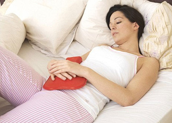 Chườm nước ấm lên bụng. Đây là phương pháp giảm mỡ bụng đơn giản và an toàn nhất cho chị em sau khi muốn giảm béo bụng. Tuy nhiên với phương này đòi hỏi tính kiên trì và thời gian để mạng lại kết quả. Bạn có thể tắm nước ấm, và chườm nước ấm lên bụng bằng cách đun sôi nước và đổ vào một chay thủy tinh tròn hoặc túi chườm nước nóng, sau đó lấy khăn bông quấn quanh chai nước nóng rồi chườm lên bụng, giữ khoảng 15-20 phút.