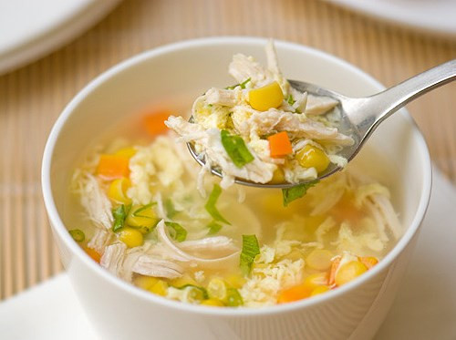 Canh gà. Một nghiên cứu của các nhà nghiên cứu trường Đại học Nebraska phát hiện ra rằng chất Cysteine acid amin sản sinh từ thịt gà trong khi nấu canh có tác dụng hóa học tương tự như acetylcystein - một chất có trong thuốc giúp ngăn chặn sự di cư của các tế bào viêm. Bổ sung thêm gia vị tự nhiên chẳng hạn như hành và tỏi vào món canh gà, súp gà cho trẻ có thể giúp tăng sức mạnh của hệ miễn dịch cho bé.