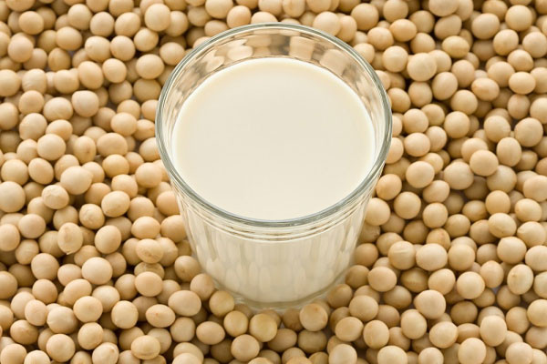 Đậu nành. Đậu nành có giá trị dinh dưỡng rất cao, đó vừa là nguồn cung cấp protein cho sự phát triển của trẻ lại vừa có chứa vi chất kháng khuẩn, rất thích hợp cho trẻ. Ngoài ra, đậu nành còn có tác dụng thanh nhiệt, tiêu viêm, là một thức uống lí tưởng cho trẻ.