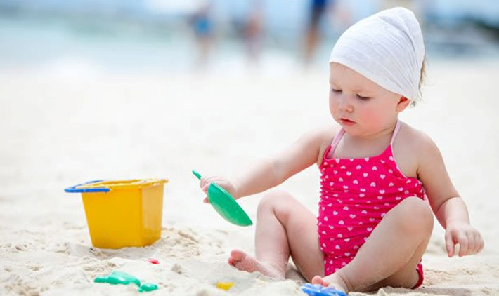 Cẩn thận với rác trên bãi biển. Hầu như các bãi biển đều có nhân viên thu dọn rác, tuy nhiên, một số trường hợp chưa thu gom kịp hoặc những mảnh thủy tinh nhỏ lẫn với cát biển hay vỏ của các loại hải sản đã chết bị sóng đánh dạt vào bờ biển lại là mối nguy hại lớn cho sự an toàn của con bạn.