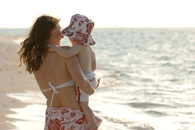 Luôn kiểm soát con. Hãy chỉ cho trẻ chơi ở những nơi gần bờ, có cha mẹ bên cạnh giữ phao bơi. Nhiều người thường chủ quan để con tự dùng phao tắm hoặc dùng phao cùng con tắm xa bờ. Điều này rất nguy hiểm vì bạn và con sẽ dễ bị cuốn ra xa mà không biết, nhiều khả năng sẽ bị sóng đánh úp, những cơn sóng dồn dập khiến bạn không biết xử lý như thế nào.