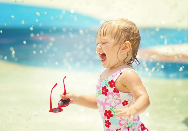 Tránh phơi nắng vào giờ quá nóng. Trẻ dưới 3 tuổi: Không nên để bé phơi nắng vì làn da bé rất mỏng, dễ hấp thu ánh sáng và chưa sẵn sàng để làm cho các melanocyte (tác nhân giúp da chống lại tác hại của tia cực tím) hoạt động. Trên 3 tuổi: Tránh phơi nắng trong khoảng 11-15h, chỉ nên phơi trước và sau giờ cao điểm trên để hưởng lợi ích từ ánh nắng mặt trời.