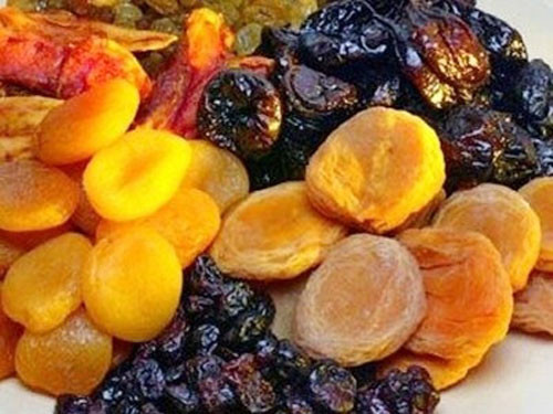Theo các chuyên gia y tế, chất sodium cyclamate sẽ chuyển hóa thành chất cực độc có thể gây ung thư. Chất sulfur dioxide kết hợp với vitamin B1 lâu ngày sẽ gây thoái hóa não, gan, phổi... Các chất carmine, amaranth, saccharin cũng sẽ gây hại cho cơ thể con người nếu không sử dụng đúng liều lượng cho phép.