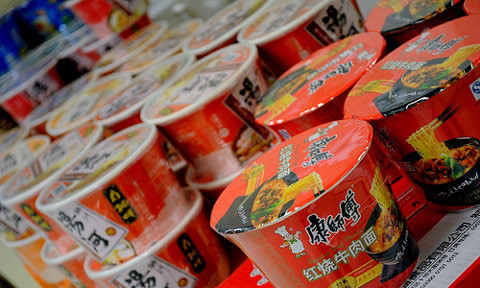 Mỳ ăn liền Trung Quốc nhiễm độc. Hiệp hội Bao bì Thực phẩm Quốc tế tháng 8/2012 cho biết, chất huỳnh quang ở một số bao bì mỳ ăn liền của Trung Quốc vượt quá tiêu chuẩn an toàn. Một số nhà sản xuất đã sử dụng những loại giấy không được phép dùng trong thực phẩm, thậm chí cả giấy bỏ đi để giảm thiểu chi phí. Do đó, các chất độc hại có thể nhiễm vào cơ thể con người qua đường miệng, da và các đường khác, gây ảnh hưởng nghiêm trọng đến sức khỏe lâu dài.