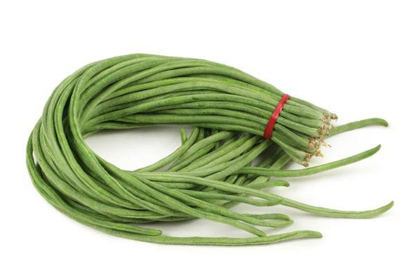 Đậu đũa thấm đẫm thuốc trừ sâu. Hơn 3,5 tấn đậu đũa thấm đẫm loại thuốc trừ sâu bị cấm làisocarbophos đã bị nhà chức trách Trung Quốc tiêu hủysau khi phát hiện nó đang được bán tại thành phố Vũ Hán hồi tháng 3/2010.