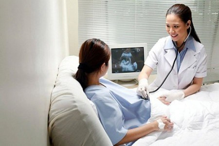 Với những người mẹ bị thủy đậu trong khoảng thời gian trước sinh năm ngày đến sau sinh 48 giờ, trẻ sinh ra dễ mắc bệnh thủy đậu chu sinh và có tỉ lệ tử vong cao (khoảng 30%).