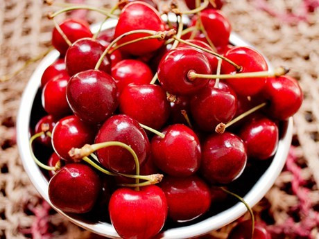 Quả cherry. Trong số tất cả các loại trái cây, quả cherry có hàm lượng sắt phong phú (cao hơn 20 lần so với táo và cam), carotene, và các loại vitamin khác như vitamin B1, B2, C, axit citric, canxi, phốt pho… Bổ sung loại trái cây này thường xuyên giúp tăng cường máu,cải thiện chức năng tiêu hóa. Nếu mẹ bầu là người biếng ăn thì việc bổ sung quả cherry rất có lợi cho thai nhi. Ăn điều độ cherry trong thời gian bầu bí sẽ giúp em bé có nước da trắng hồng, khỏe mạnh khi chào đời.