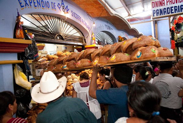 Bánh mỳ trong lễ hội "Ngày của người chết" ở Mexico. Đây là loại bánh mà người Mexico không bao giờ bỏ qua trong lễ hội này, đó là những chiếc bánh mỳ hình tròn, tượng trưng cho vòng luân hồi của cuộc đời.