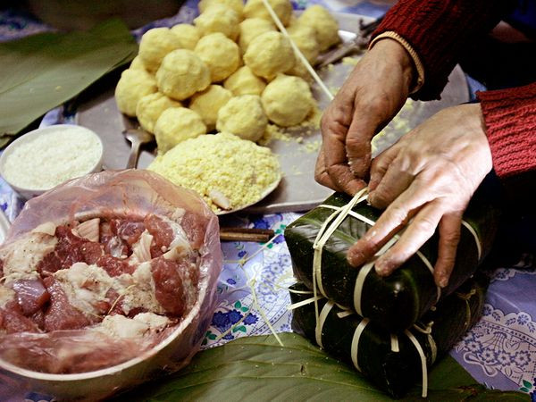 Bánh Chưng, bánh Giầy là món ăn không thể thiếu trong dịp Tết âm lịch truyền thống của người Việt. Mâm cỗ ngày Tết không thể thiếu món Bánh Chưng truyền thống với nhân thịt và đỗ xanh, gạo nếp, tất cả được gói trong chiếc lá dong, tạo nên chiếc bánh hình vuông, tượng trưng cho đất. Ngoài ra còn có Bánh Giầy thường được làm từ xôi trắng dã mịn, hình tròn, tượng trưng cho trời.