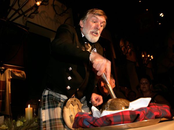 Món Haggis (Scotland). Haggis là món dồi được làm từ tim, gan, phổi của cừu trộn với hành tây, bột yến mạch và gia vị rồi nhồi vào trong bộ lòng trước khi đun lửa liu riu. Món này được thưởng thức trong lễ hội đêm Burn, được tổ chức thường niên vào ngày 25/1 (ngày sinh của Robert Burns), để tưởng nhớ tới cuộc đời và sự nghiệp của thi sĩ này.