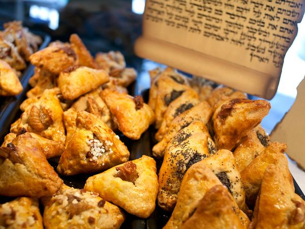 Bánh Hamantaschen của người Do Thái. Hamantaschen là bánh dùng trong lễ hội Purim của người Do Thái. Những chiếc bánh hình tam giác dạng bánh quy với nhân làm từ hoa quả khô, đào, mận, lạc, sôcôla hay các vị nhân ngọt khác nhau.