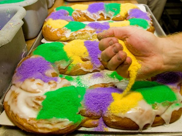 Bánh vua (Mỹ). Bánh Vua là một nét đặc trưng trong ngày hội Mardi Gras. Nó có dạng bánh mì xoắn với lớp kem phủ trên mặt, lớp đường bột rắc ở trên có màu xanh, tím và vàng. Người ta cho vào bên trong nhân bánh một món đồ sứ xinh xinh và nướng lên. Phổ biến nhất là hình nhà vua đội vương miện, đây được xem như biểu tượng của sự may mắn.