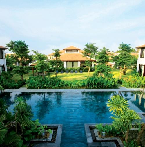 Fusion Maia Đà Nẵng nằm trên Bãi biển Bắc Mỹ An xinh đẹp, Fusion Maia Resort Đà Nẵng cách Sân bay Quốc tế Đà Nẵng khoảng 8.5km, mất khoảng 15 đến 20 phút lái xe. Từ Resort đến Hội An khoảng 22 km.