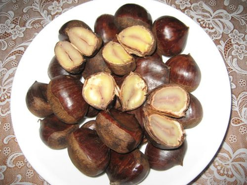 Hạt dẻ. Hạt dẻ chứa nhiều tinh bột, protein, chất béo và vitamin B. Không chỉ như vậy, một điều khiến khá nhiều người bất ngờ là hạt dẻ tươi còn chứa hàm lượng vitamin C phong phú, thậm chí còn nhiều hơn lượng vitamin có trong cà chua. Ăn hạt dẻ còn có tác dụng phòng chống bệnh loét miệng thường gặp trong mùa đông.