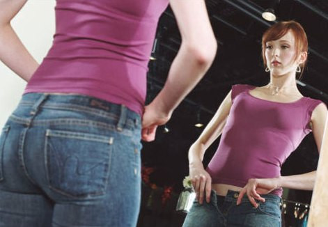 Mặc đồ bó sát. Mặc đồ bó sát trong suốt thời gian dài không những khiến làn da khô, bị kích ứng mà còn không tốt cho tuần hoàn các mạch máu trên da. Đặc biệt là đồ len cứng ráp, dễ gây kích ứng và làm da thêm khô nứt.