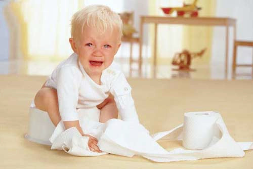 Với trẻ đang trong thời kỳ uống sữa, nguyên nhân thường gặp là các mẹ cho con uống loại sữa không phù hợp (một số loại sữa năng lượng cao có thể gây táo bón cho bé) hoặc mẹ bé pha sữa quá đặc cũng làm cản trở quá trình tiêu hóa của bé.