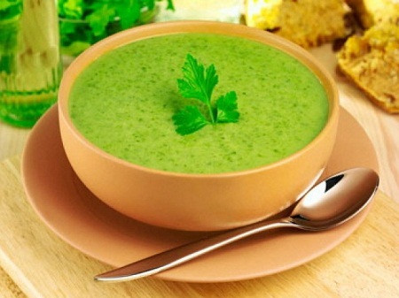 Ngoài ra, ăn rau chưa đúng cách có thể làm cho các bé vẫn bị táo bón như thường. Mẹ không nên xay nhuyễn rau quả rồi lọc lấy nước sẽ làm giảm đi chất xơ - có thể giúp tránh táo bón ở trẻ, làm giảm hoạt động của nhu động ruột mà nên cho cháu ăn cả.