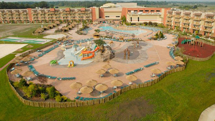 Khu nghỉ dưỡng Kalahari, bang Wisconsin và Ohio đã giành được danh hiệu 'công viên nước trong nhà lớn nhất nước Mỹ'. Những du khách không muốn trượt nước thì có thể thư giãn ở lều riêng trong nhà được trang bị tủ lạnh và ghế dài.