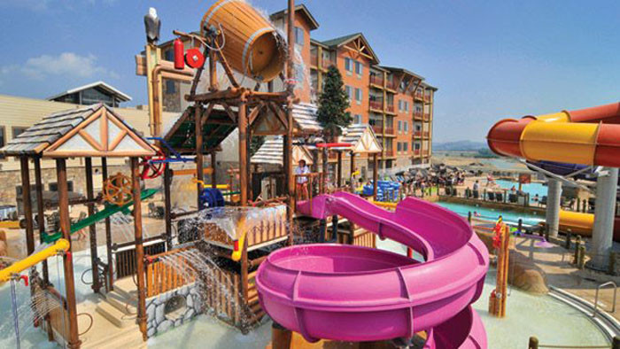 Khu nghỉ dưỡng Smokies bao gồm Wilderness WaterDome, công viên nước trong nhà lớn nhất Tennessee, điểm đặc trưng là mái nhà nhìn xuyên qua được nên sẽ làm da bạn sạm nắng cả năm dài.