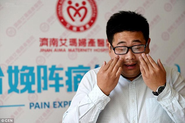 Để tạo ra sự co bóp và cơn đau đẻ, các kỹ thuật viên bệnh viện đã sử dụng những thiết bị kích thích vùng bụng của các quý ông bằng sốc điện, khiến nó co bóp.
