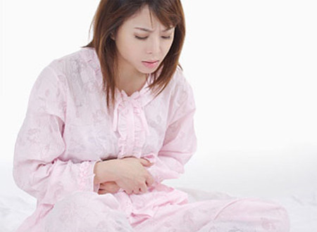 Các cơn quặn hậu sản. Thường biến mất 3, 4 ngày sau sinh, tuy nhiên trước đó các cơn co thắt thường mạnh và đau hơn cả lúc bình thường vì tử cung đang co xuống để lấy lại kích thước trước khi có thai. Rất có thể mẹ sẽ cảm thấy các cơn đau này xuất hiện khi cho bé bú, vì oxytocin liên hệ đến phản ứng ép sữa cũng gây ra các cơn co thắt tử cung.