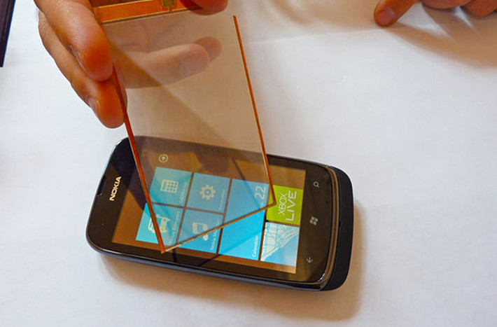 BỘ SẠC PIN MẶT TRỜI TRONG SUỐT: Alcatel đã tạo ra một tấm năng lượng mặt trời trong suốt có thể sạc điện thoại, bằng cách đặt nó lên trên màn hình điện thoại và đặt dưới ánh nắng mặt trời. Điện thoại còn thể sạc được dưới ánh sáng của bóng đèn tiêu chuẩn, tương tự như cách khai thác năng lượng của các tấm pin mặt trời. Dự kiến công nghệ này sẽ được thương mại hóa trong năm 2015.