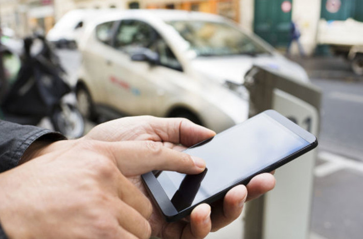 PIN SẠC BẰNG ÂM THANH: Các nhà nghiên cứu của Nokia và Đại học Queen Mary ở London đã thành công trong việc tạo ra một chiếc smartphone nguyên mẫu có thể được sạc chỉ bằng cách sử dụng các sóng âm thanh phát ra từ những bài hát hay tiếng ồn từ sân vận động. Chiếc điện thoại nguyên mẫu này được trang bị công nghệ nanogenerators (các máy phát nano) có thể phản ứng với âm thanh và tạo ra điện.