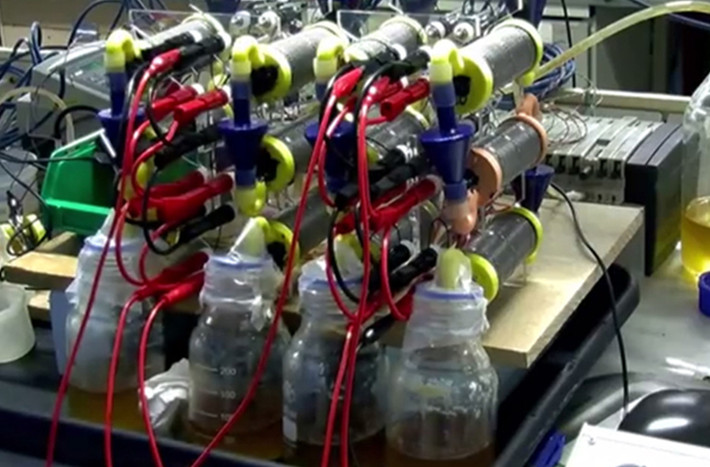 PIN NƯỚC TIỂU: Là ý tưởng được phát triển bởi Phòng thí nghiệm Robotics Bristol (Anh), pin này hiệu quả đến mức đủ để sạc cho một chiếc smartphone. Về bản chất, nó là một loại pin nhiên liệu chứa vi khuẩn, trong quá trình phân hủy nước tiểu để lấy năng lượng, vi khuẩn tạo ra điện. Các nhà nghiên cứu cho biết pin có thể tạo ra một lượng điện đủ lớn để bạn nhắn tin, truy cập web và thực hiện những cuộc gọi ngắn.