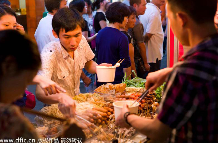 Nằm ở phía đông nam tỉnh Phúc Kiến, Hạ Môn xác định ẩm thực là một thế mạnh trong ngành công nghiệp không khói của mình. Nơi đây nổi tiếng với hơn 200 loại đồ ăn nhẹ như bánh bao gạo, súp cá, sò và súp mì nướng.