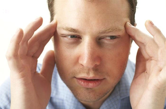 Hội chứng đầu nổ tung. Nó khiến cho bệnh nhân thường xuyên trải nghiệm những tiếng ồn kinh khủng như thể nó phát ra ở trong đầu nạn nhân, thường được mô tả như một vụ nổ hoặc tiếng gầm rú. Điều này thường xuyên xảy ra trong 1-2 giờ khi rơi vào giấc ngủ, nhưng không phải là kết quả của một giấc mơ.
