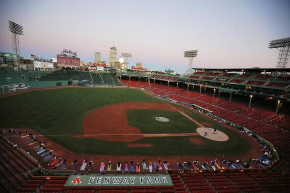 Đây là lần đầu tiên yoga tập thể được tổ chức tại sân vận động Fenway, lớp học sẽ được tổ chức hàng ngày vào các buổi sáng sớm và chiều tối, sức chứa lên tới 222 người mỗi buổi học.