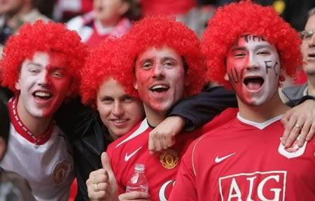 Ông Martin Warburton, 50 tuổi, fan hâm mộ đội bóng Manchester United đã đồng ý cho anh trai là Paul, 59 tuổi tế bào cấy ghép để cứu sống người anh nhưng với điều kiện người đó phải ngừng cổ vũ cho đội bóng Manchester City. Ông Martin Warburton còn yêu cầu anh trai cam kết trở thành fan của Manchester United.