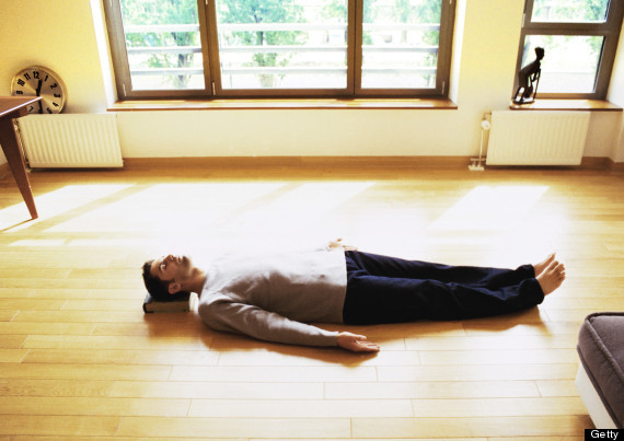 Tư thế Savasana ( xác chết ) : Nằm thẳng, đặt 2 tay bên hông, tập trung sự chú ý vào hơi thở và buông bỏ những lo lắng trong ngày, tinh thần bạn sẽ được thư giãn.