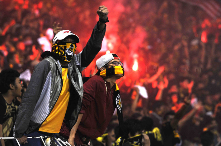 Đặc điểm dễ nhận dạng nhất của các Ultras Malaysia là chiếc khăn cuốn mặt chỉ để lộ hai con mắt và nắm đấm giơ lên trời.