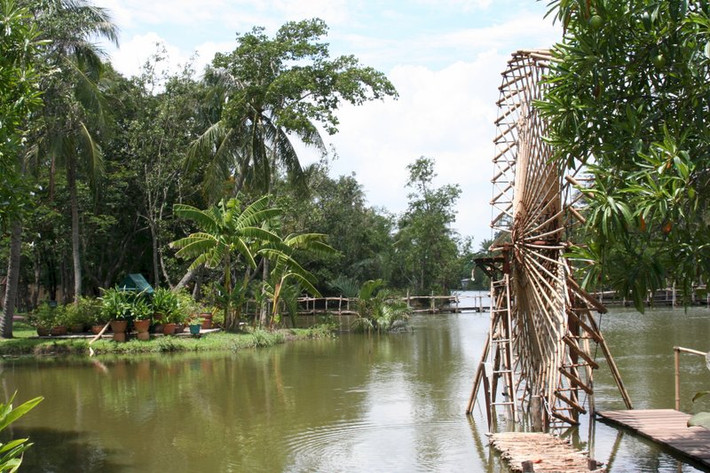 Khu du lịch Bình Quới: Nếu ngại đi xa nhưng lại không thích ồn ào, hãy gợi ý cô ấy đến khu du lịch Bình Quới. Chỉ cần tốn tiền gửi xe, bạn có thể tham quan khắp nơi ở Bình Quới.