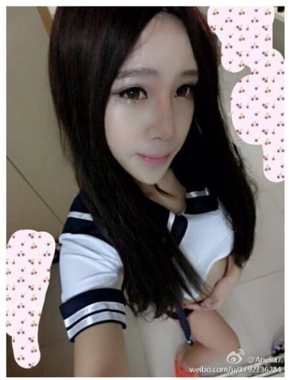 Trước đây, cũng đã có một chàng trai Trung Quốc với nickname trên Weibo là Angela gây sốt cộng đồng mạng vì hình ảnh giả gái quá long lanh của mình. Rất nhiều người đã tá hỏa khi phát hiện giới tính thật của anh chàng và bày tỏ sự ngỡ ngàng cùng một phần ngưỡng mộ trước vẻ đẹp phi giới tính của Angela.