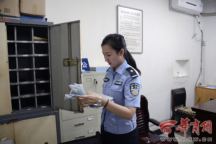 Bắt đầu một ngày làm việc, nữ cảnh sát giao thông này phải xử lý rất nhiều phiếu và hóa đơn phạt lỗi vi phạm giao thông.