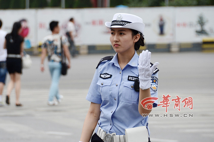 Công việc rất vất vả, có những ngày số vụ vi phạm giao thông vượt cả mức kỷ lục trước đó nhưng nữ cảnh sát vẫn rất kiên trì đứng chốt, hoàn thành tốt nhiệm vụ.