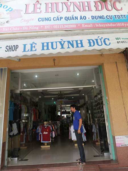 Có lẽ trong giới HLV thì Lê Huỳnh Đức là HLV có máu me kinh doanh nhất. HLV của SHB Đà Nẵng này đã có riêng cho mình một shop quần áo thể thao từ lâu.