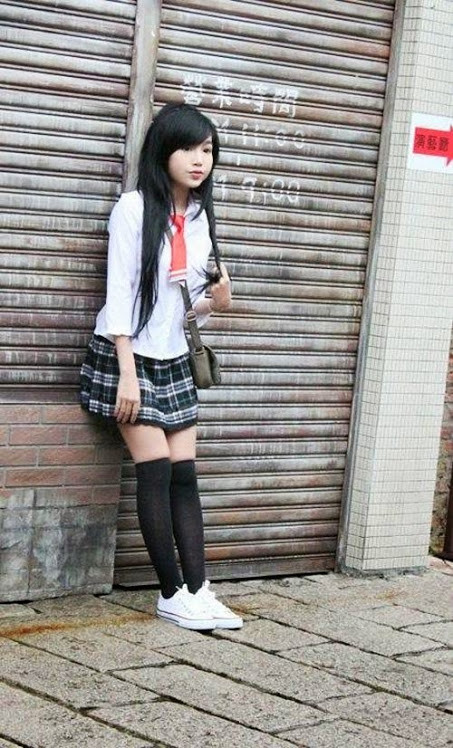 Elly Trần khoe vẻ xinh đẹp với sơ mi trắng và váy xòe theo phong cách sexy. Ảnh: Quynh Thy.