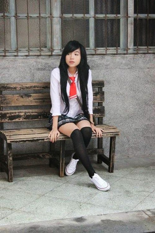 Gương mặt cũng không trang điểm đậm giúp người đẹp khoe được nhan sắc tự nhiên, có chút ngây thơ rất phù hợp với bộ đồ này.