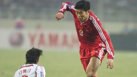 Vòng bảng AFF Cup 2004: Việt Nam 0-3 Indonesia. 2004 là năm đầu tiên Tiger Cup đổi tên thành AFF Cup. Tại giải đấu này, ĐTVN được đánh giá là ứng cử viên sáng giá cho chức vô địch. Trận đầu tiên, VN đã cầm hòa Singapore với tỷ số 1-1 rồi chiến thắng 9-1 trước Campuchia. Trận đấu cuối cùng, chúng ta gặp Indonesia rồi để thua 0-3 và chấm dứt hành trình AFF Cup 2004. Đây là lần đầu tiên từ khi Tiger Cup khởi tranh ĐTVN bị loại ngay từ vòng bảng.