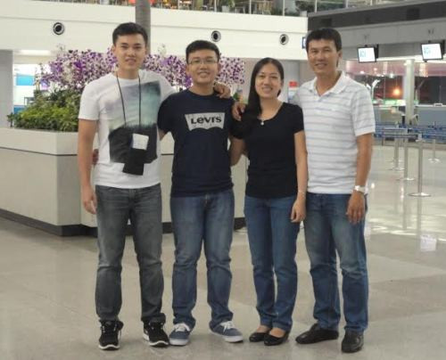 Hậu vệ phải Trần Công Minh, là một phần quan trọng của CLB Đồng Tháp của những năm tháng vàng son. Chưa bén duyên với công tác HLV tại V-League những tuyển thủ một thời đã mở riêng cho mình một sân cỏ nhân tạo ở quê nhà để phục vụ ham mê và giúp phát hiện những nhân tố trẻ trên sân bóng "phủi" của mình.